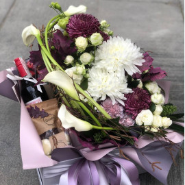 Квіткова композиція з напоєм Святкова доставка квітів