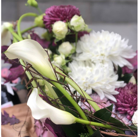 Flower arrangement with drink Holiday 4 Flower delivery