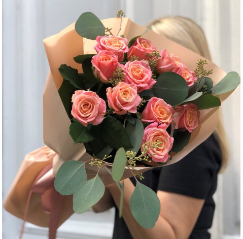 Букет 11 роз Мисс Пигги 2 доставка цветов