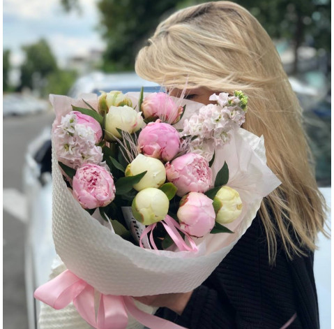 Букет Півонії з матіолою 2 доставка квітів