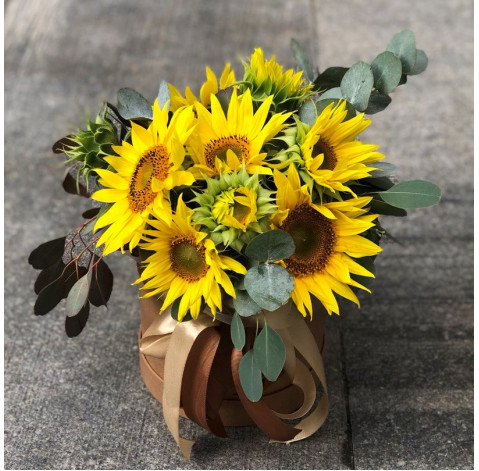 Floral arrangement of 9 sunflowers 2 Flower delivery