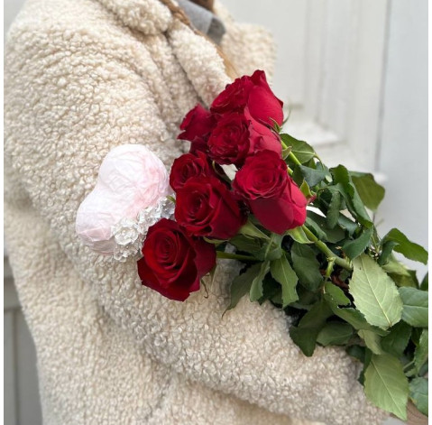 Букет 7 червоних троянд і серце 3 доставка квітів