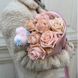 Букет 7 троянд Кімберлі та серце доставка квітів