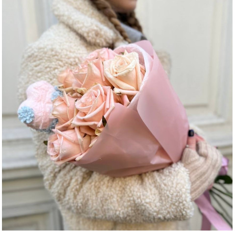 Букет 7 троянд Кімберлі та серце 2 доставка квітів