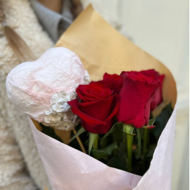 Букет 7 червоних троянд і серце доставка квітів