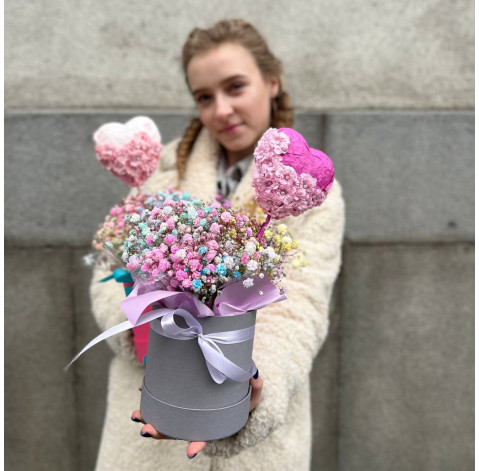 Квіткова композиція Райдужне серце 2 доставка квітів