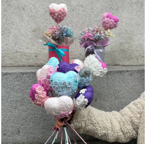 Квіткова композиція Райдужне серце 3 доставка квітів