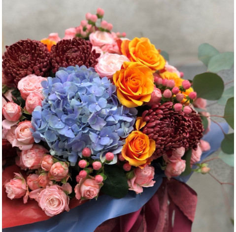 Квіткова композиція Яскрава мить 6 доставка квітів