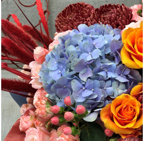 Квіткова композиція Яскрава мить 7 доставка квітів