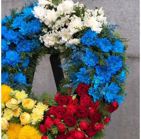 Круглий вінок Дружба країн 4 доставка квітів