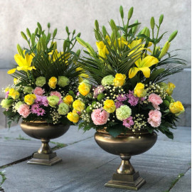 Composition for a funeral ceremony with lilies (in a container) Flower delivery