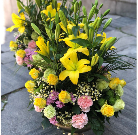 Composition for a funeral ceremony with lilies (in a container) 3 Flower delivery