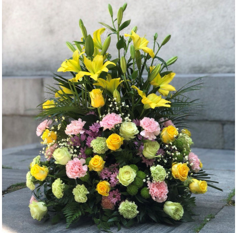 Композиція до жалобної церемонії з ліліями 2 доставка квітів