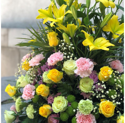 Композиція до жалобної церемонії з ліліями 3 доставка квітів