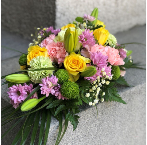 Маленька композиція до жалобноЇ церемонії 2 доставка квітів