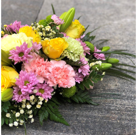 Маленька композиція до жалобноЇ церемонії 5 доставка квітів