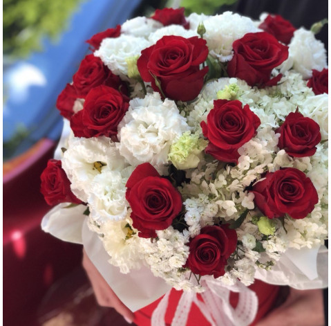 Квіткова композиція Пристрасть 3 доставка квітів